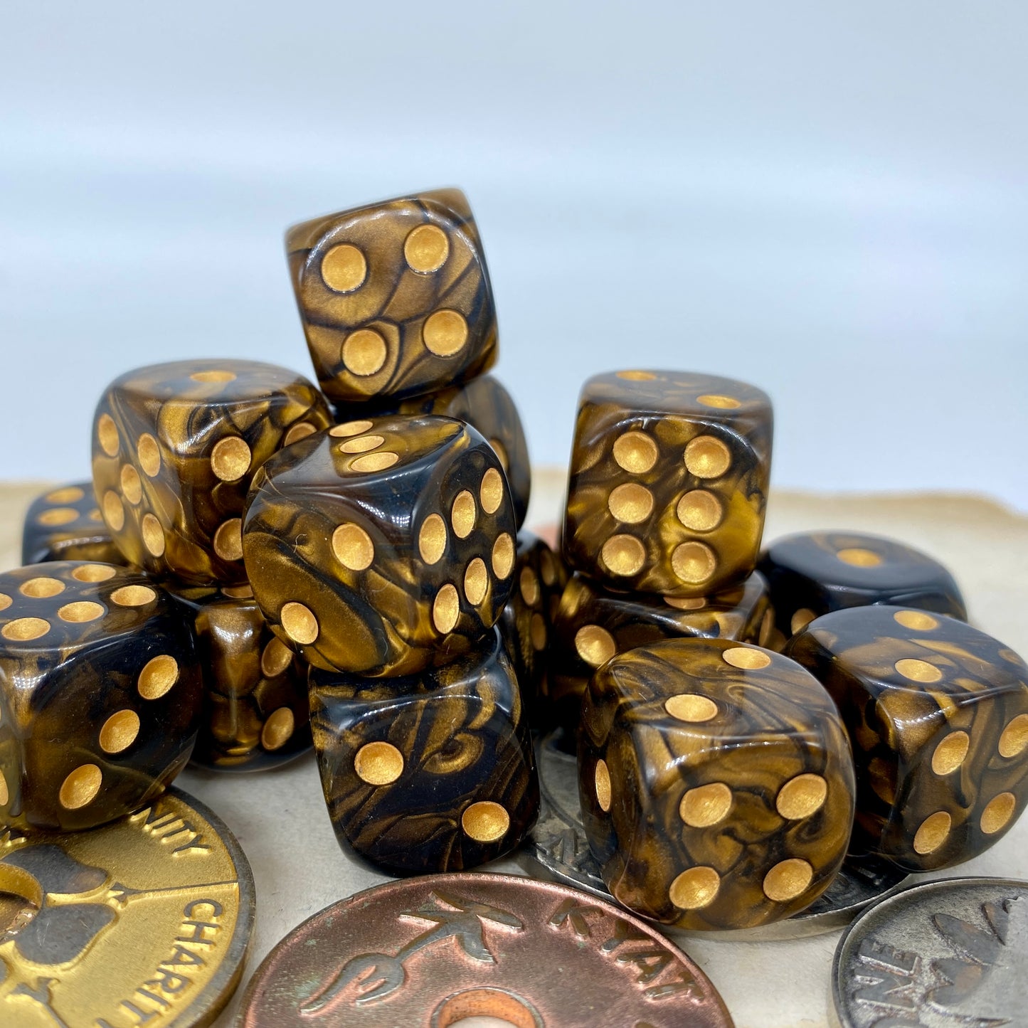 Marbled Black and Gold D6 Pip