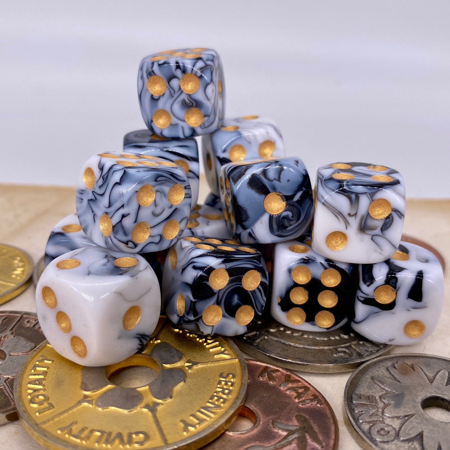 Marbled Black and White D6 Pip