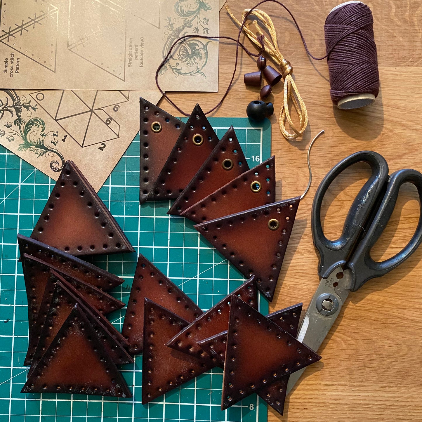 D20 Dice Bag Kit - Locked Chest Brown: Blank