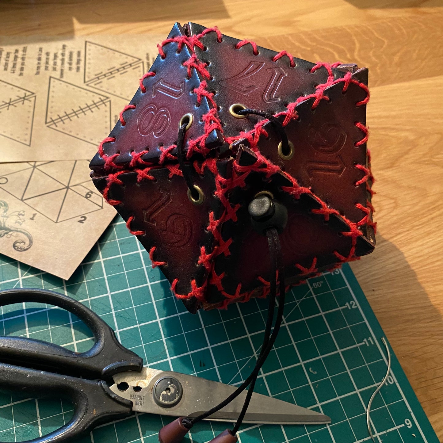 D20 Dice Bag Kit - Locked Chest Brown: Spin down