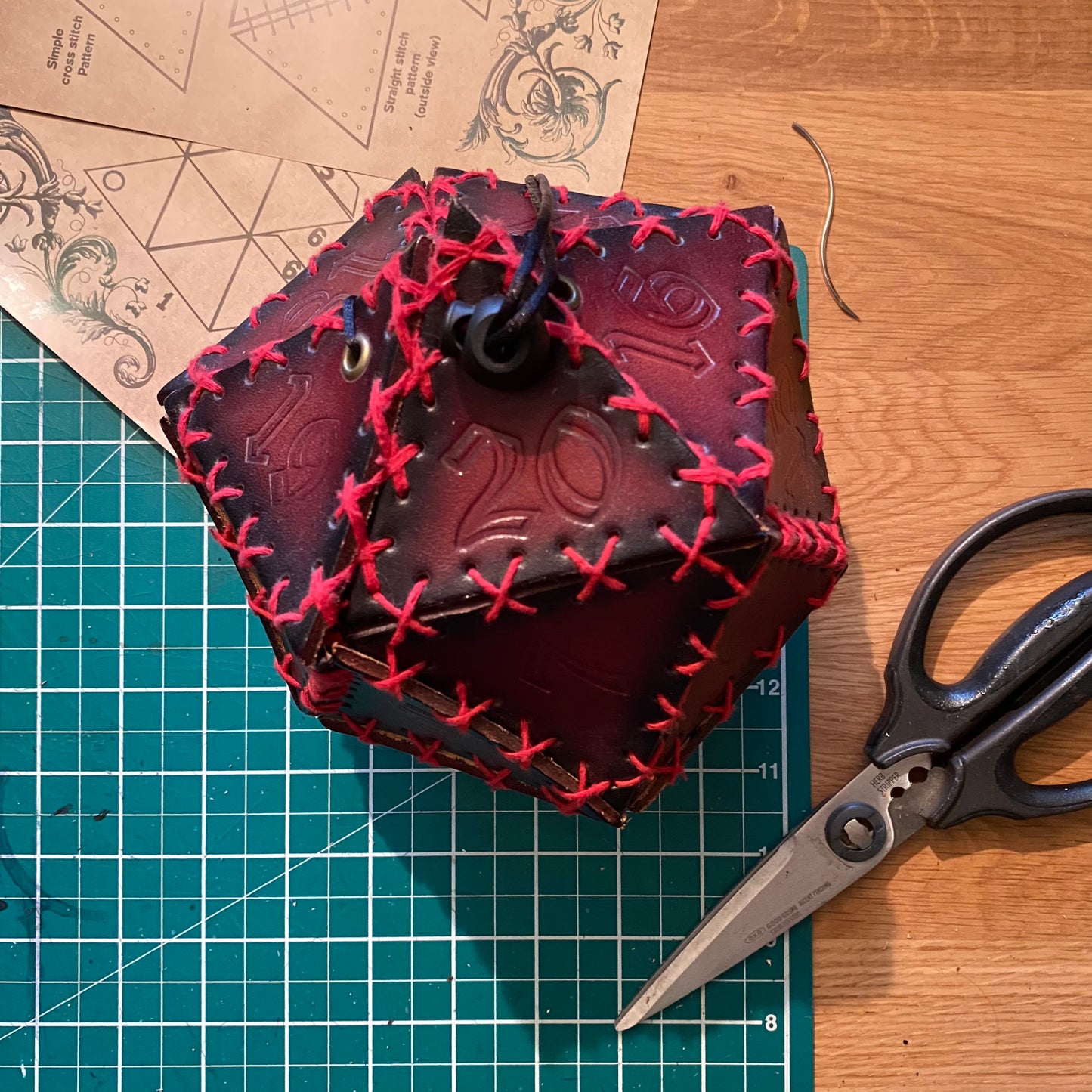 D20 Dice Bag Kit - Locked Chest Brown: Spin down