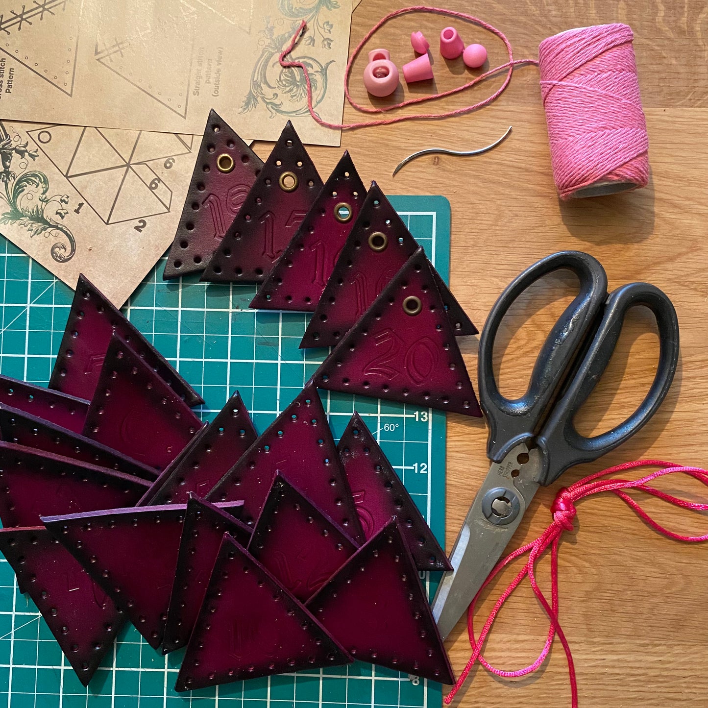 D20 Dice Bag Kit - Love Potion Pink: Spin down