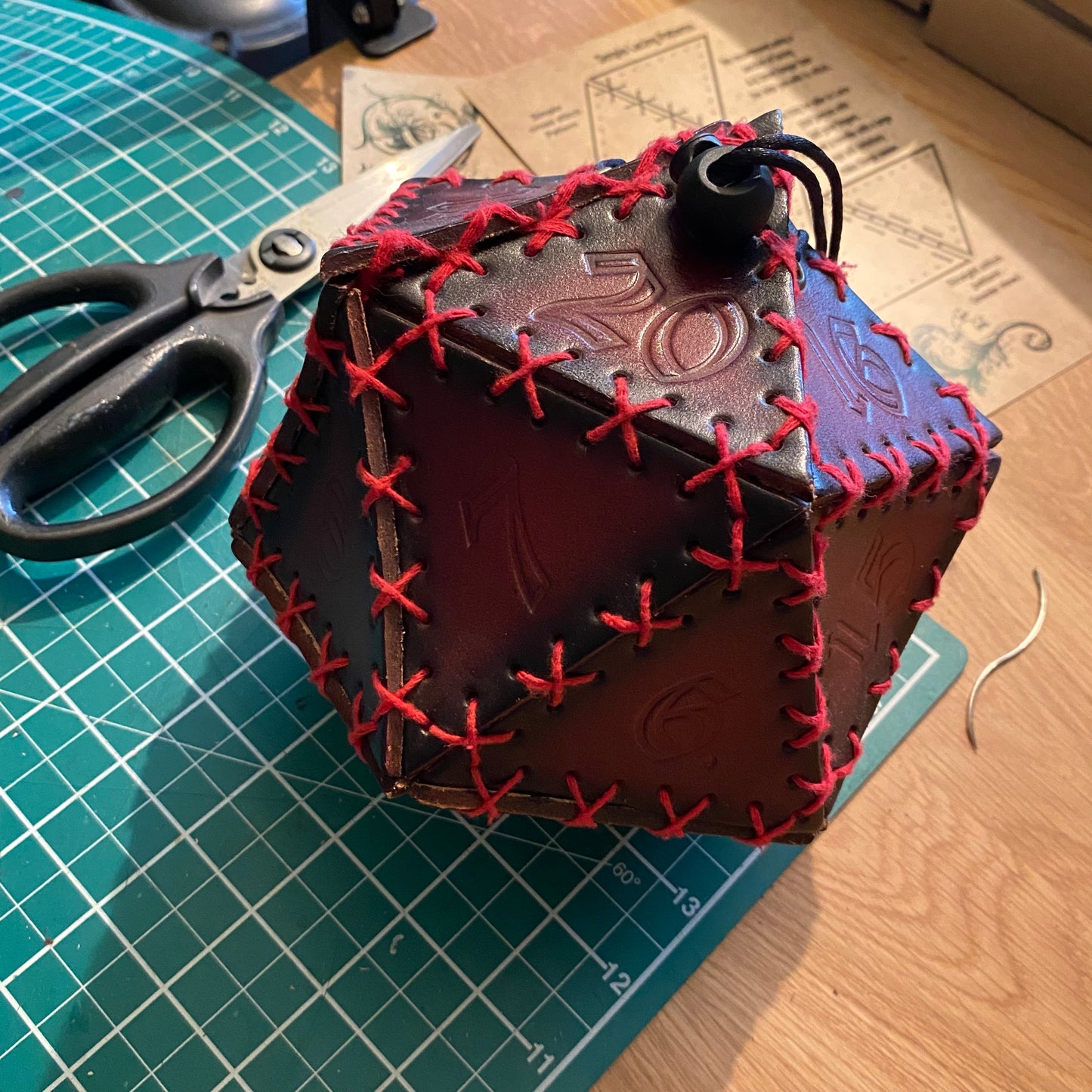 D20 Dice Bag Kit - Locked Chest Brown: Spin down