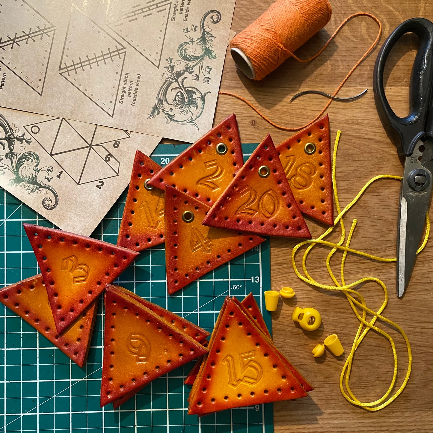 D20 Dice Bag Kit - Flame : Nat 20 panels