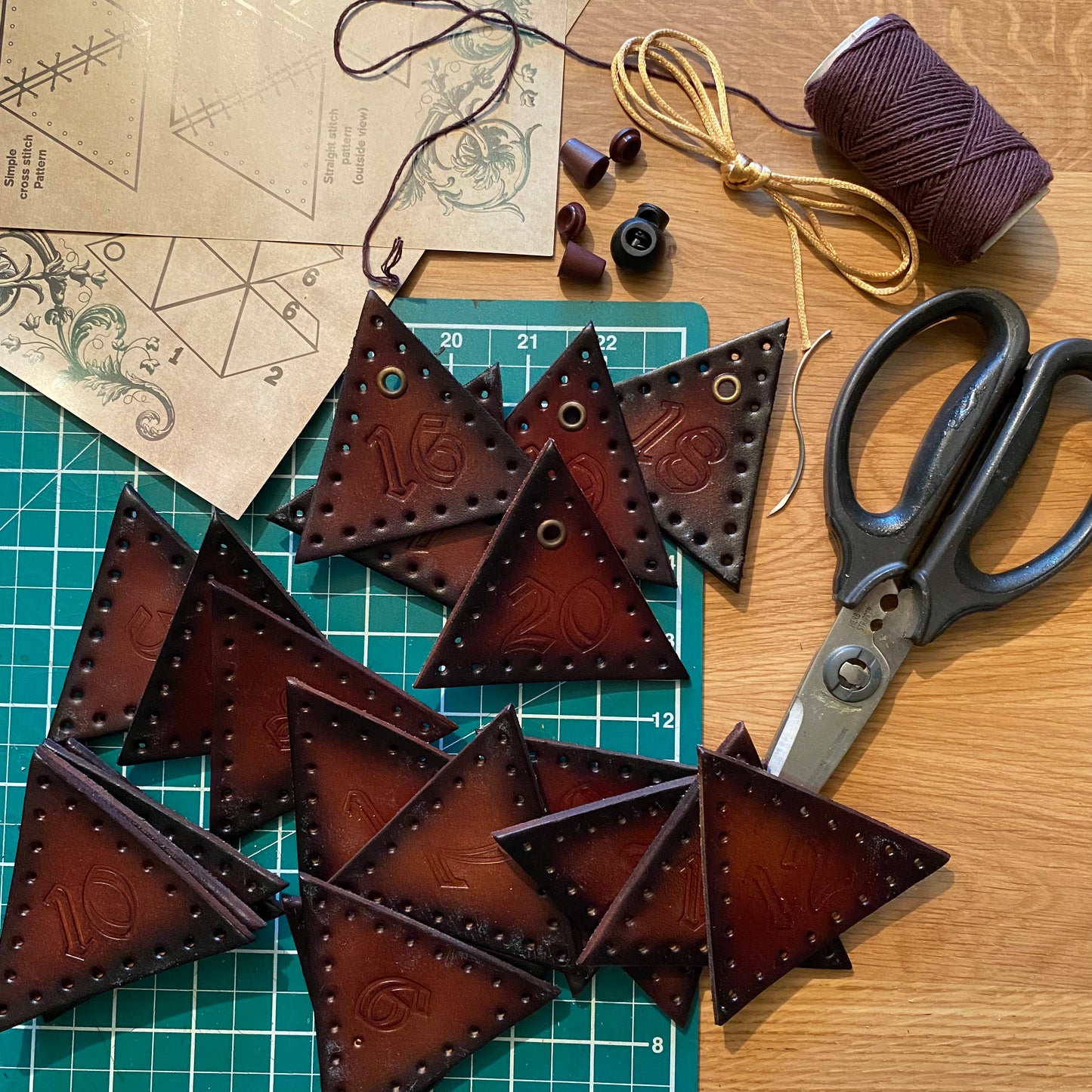 D20 Dice Bag Kit - Locked Chest Brown: Spin down